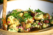 Salade de pommes de terre aux herbes et oignons