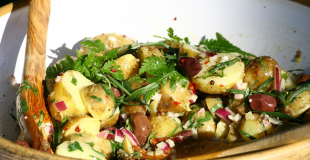 Salade de pommes de terre aux herbes et oignons