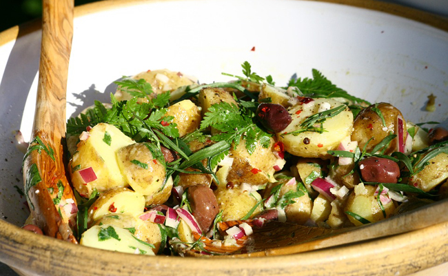 Salade de pommes de terre aux herbes et oignons